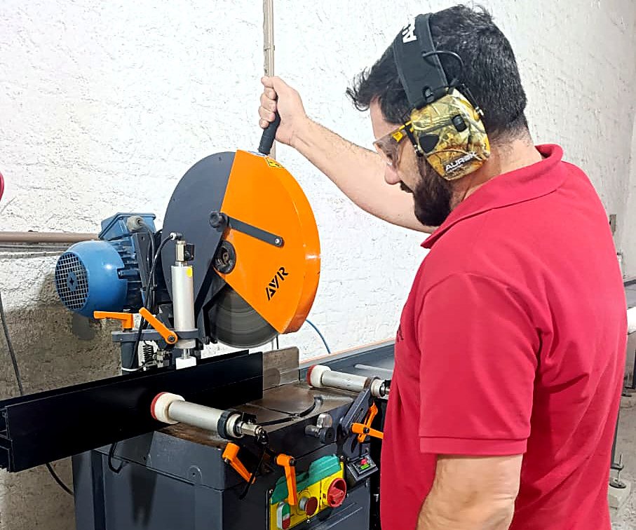 Corte de perfis de alumínio CLAROFLEX na Allglass