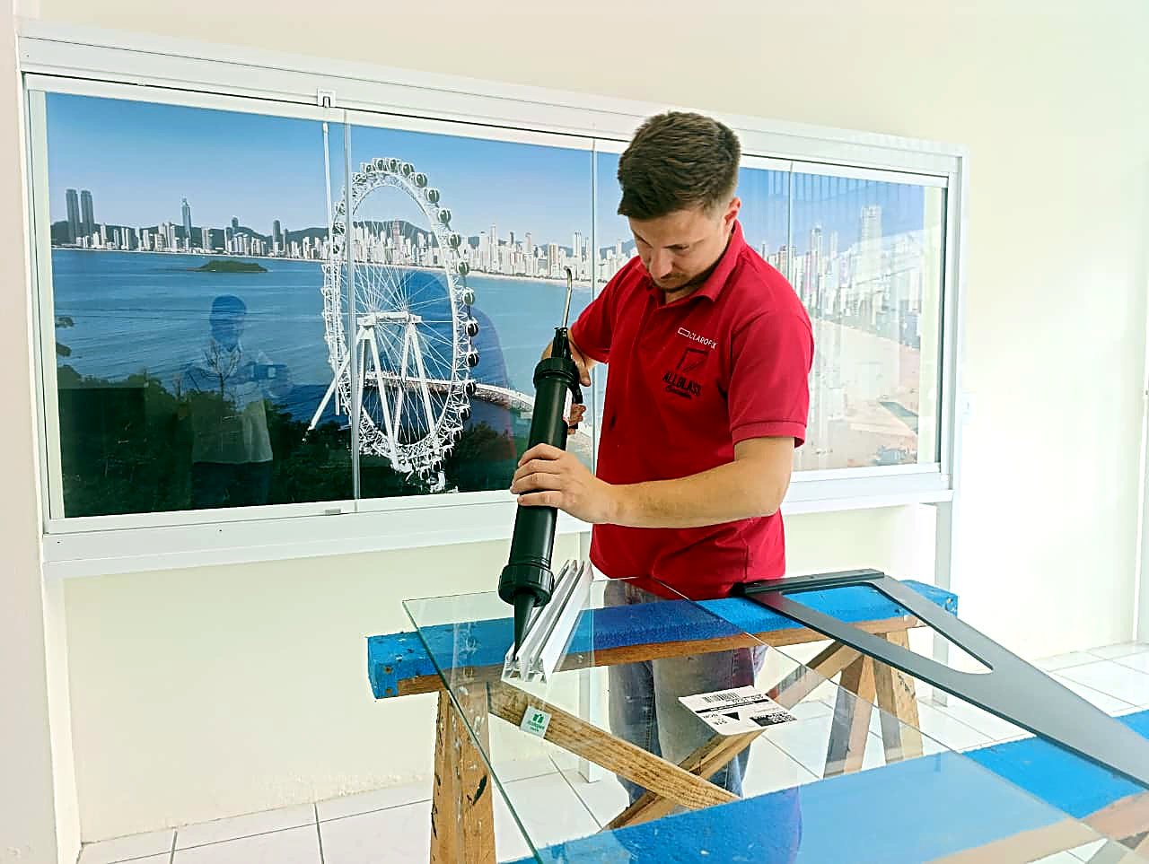 Técnico da Allglass montando painel de vidro CLAROFLEX em Balneário Camboriú